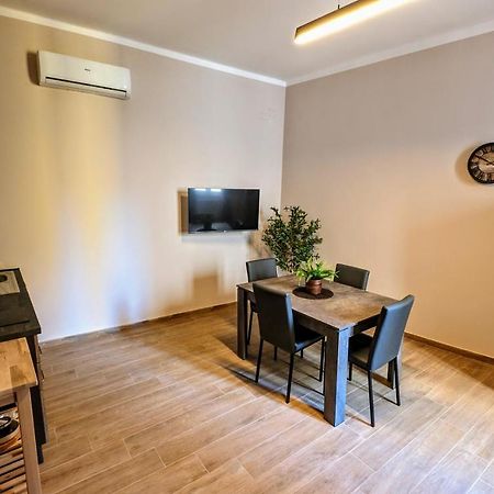 Sea Lion Apartment Trani Exterior photo